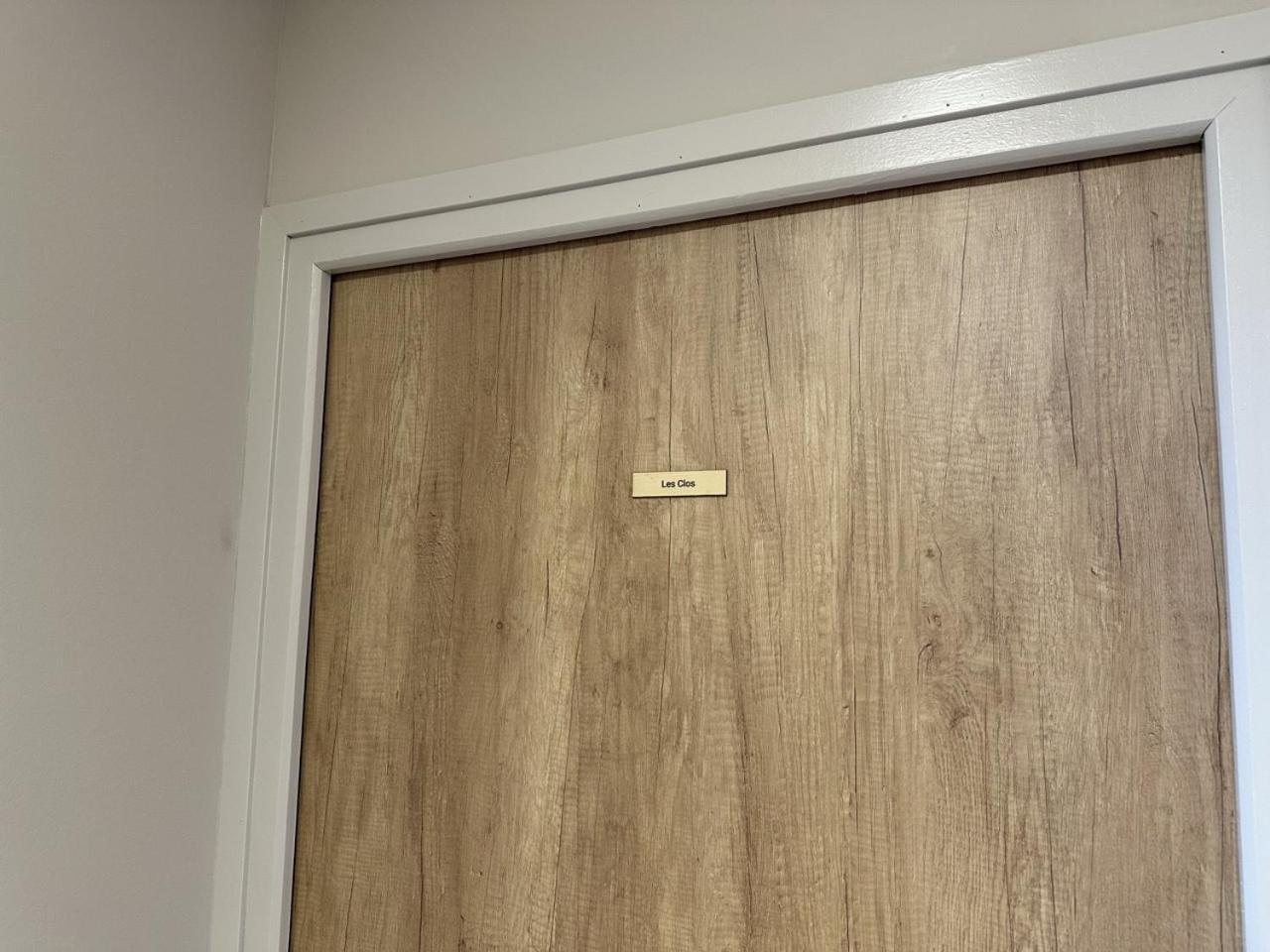 Les Suites Gueguen Chablis Szoba fotó
