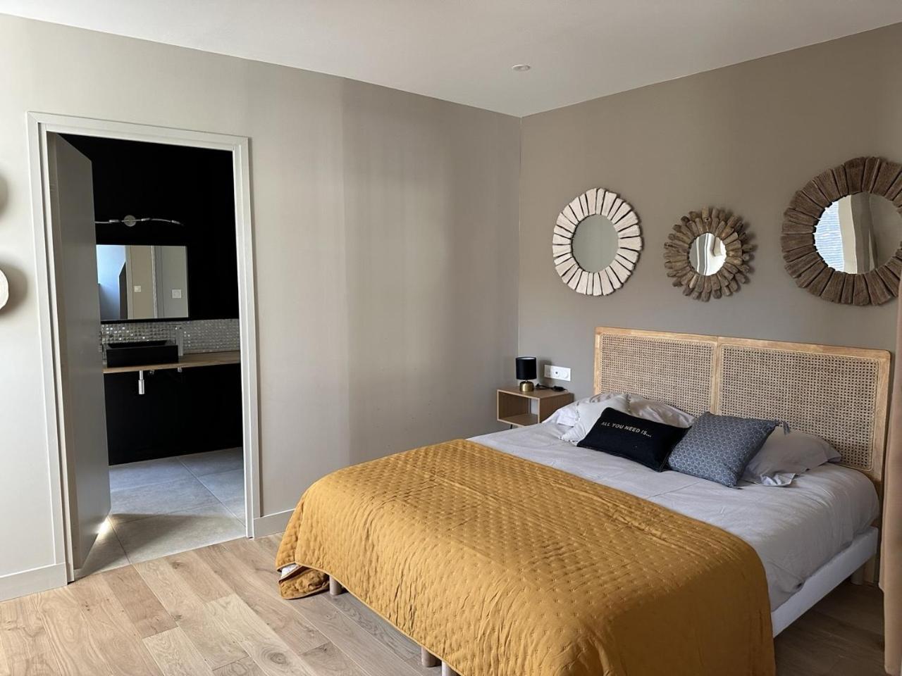 Les Suites Gueguen Chablis Szoba fotó